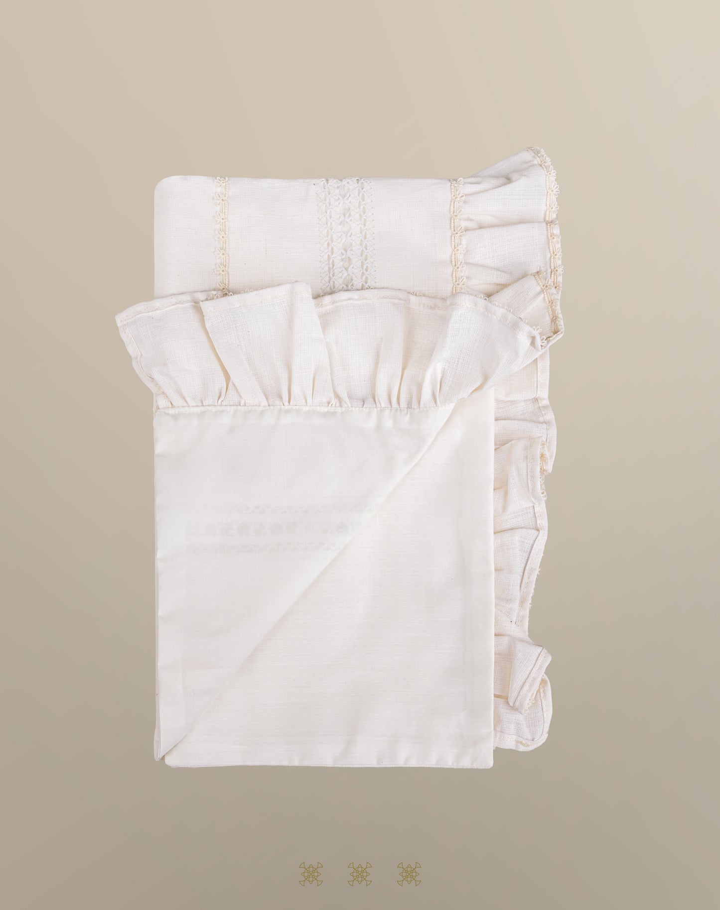 Kit ropón artesanal hielo / plata 02-676 (18 meses)