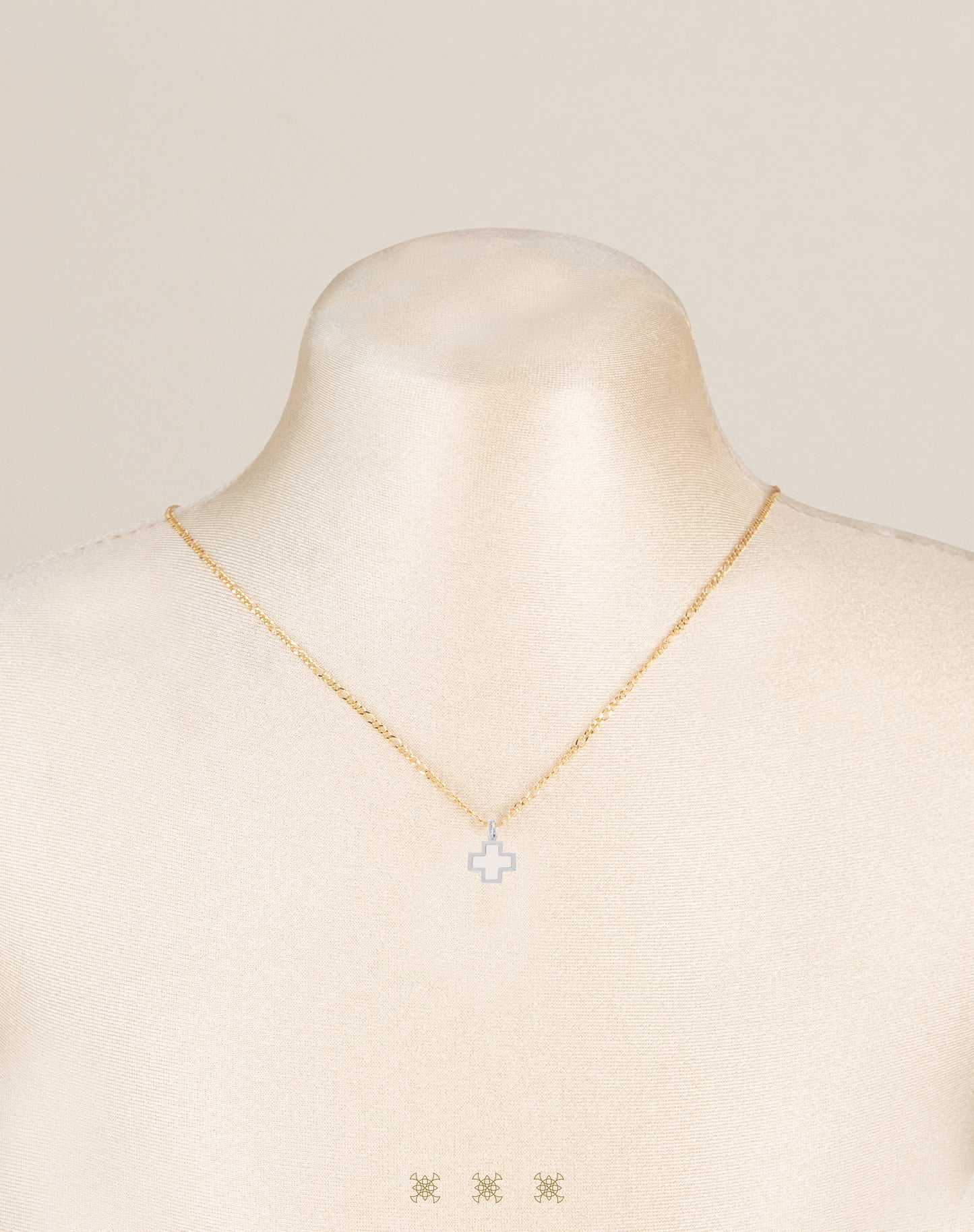 Cruz blanca de 14k 98-005