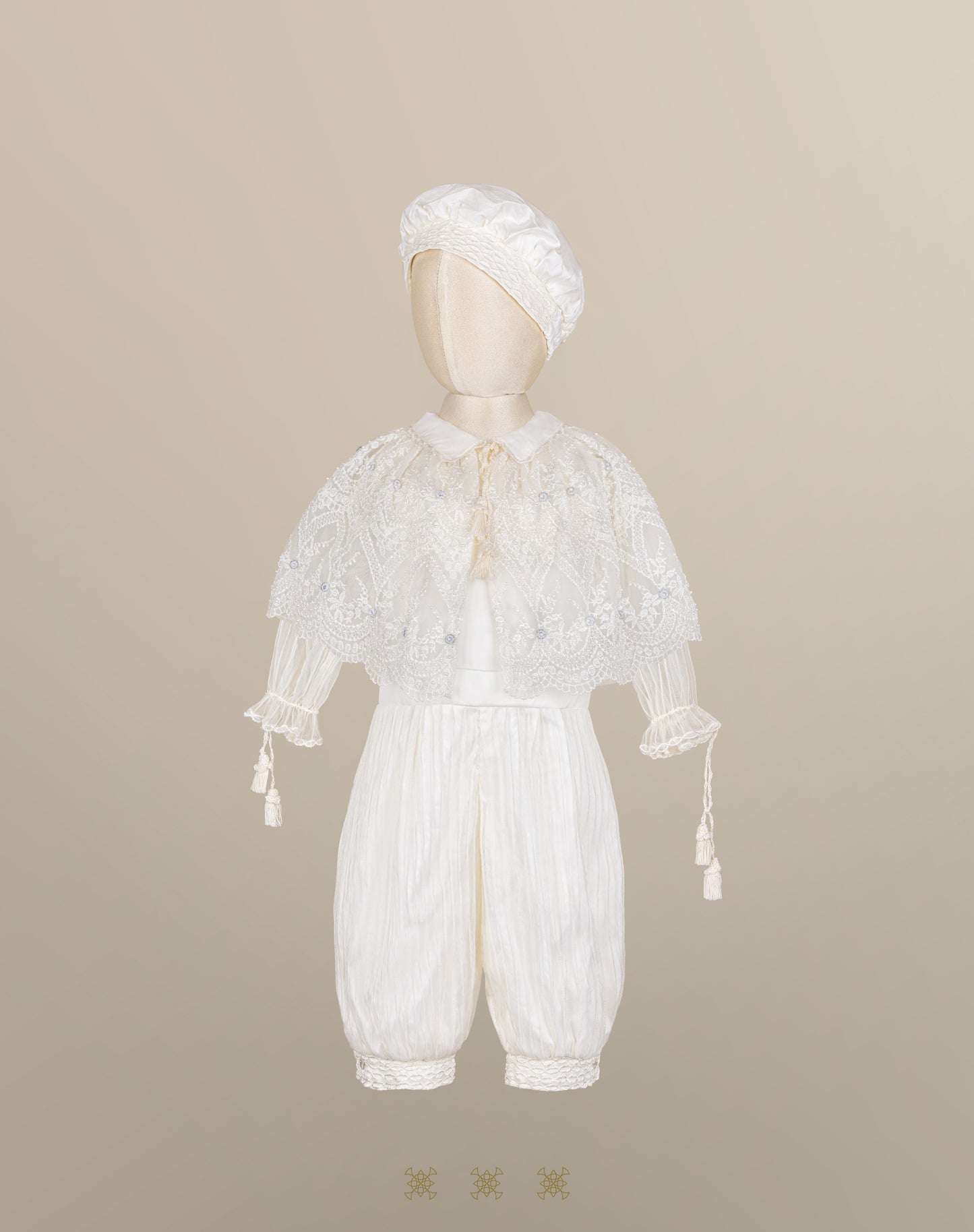 Kit ropón artesanal hueso / plata 02-713 (18 meses)