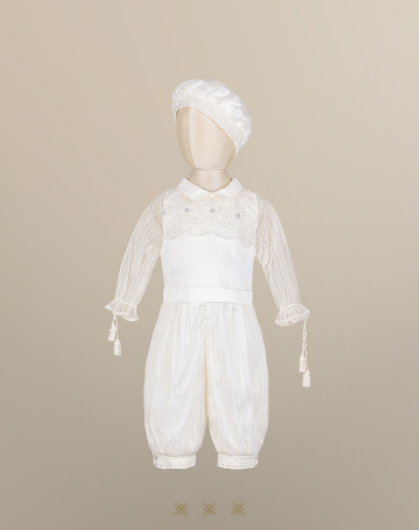 Kit ropón artesanal hueso / plata 02-713 (18 meses)