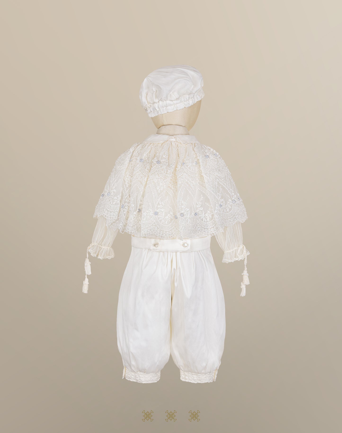 Kit ropón artesanal hueso / plata 02-713 (18 meses)