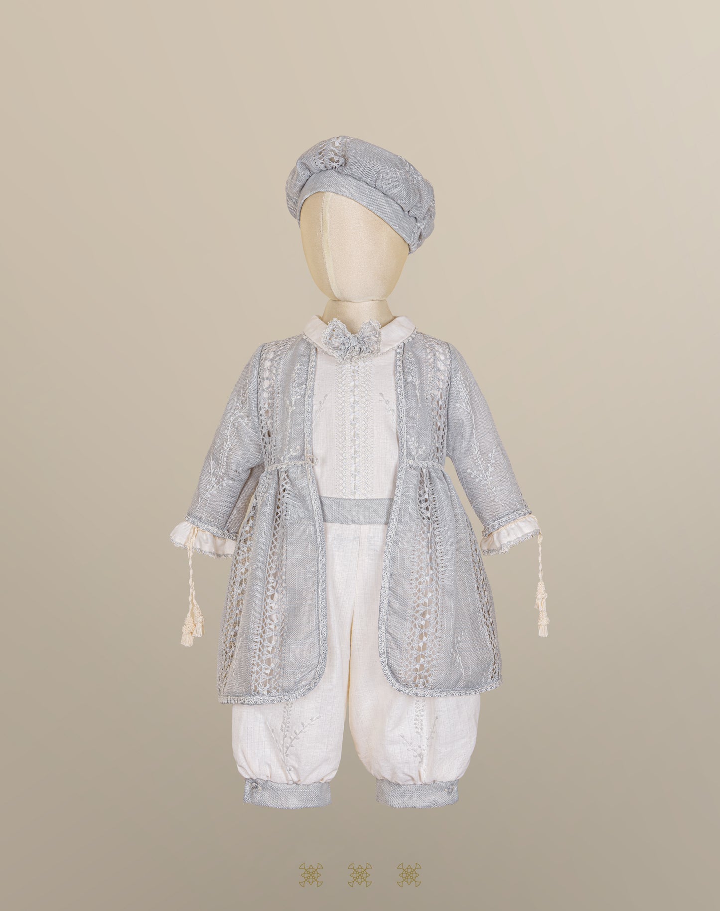 Kit ropón artesanal hielo / plata 02-676 (18 meses)