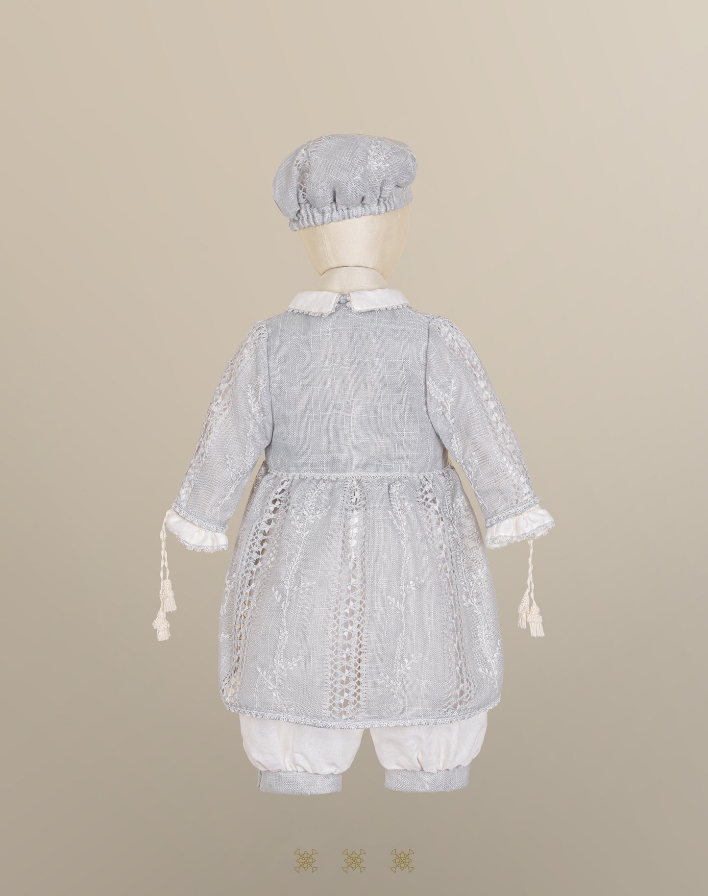 Kit ropón artesanal hielo / plata 02-676 (18 meses)