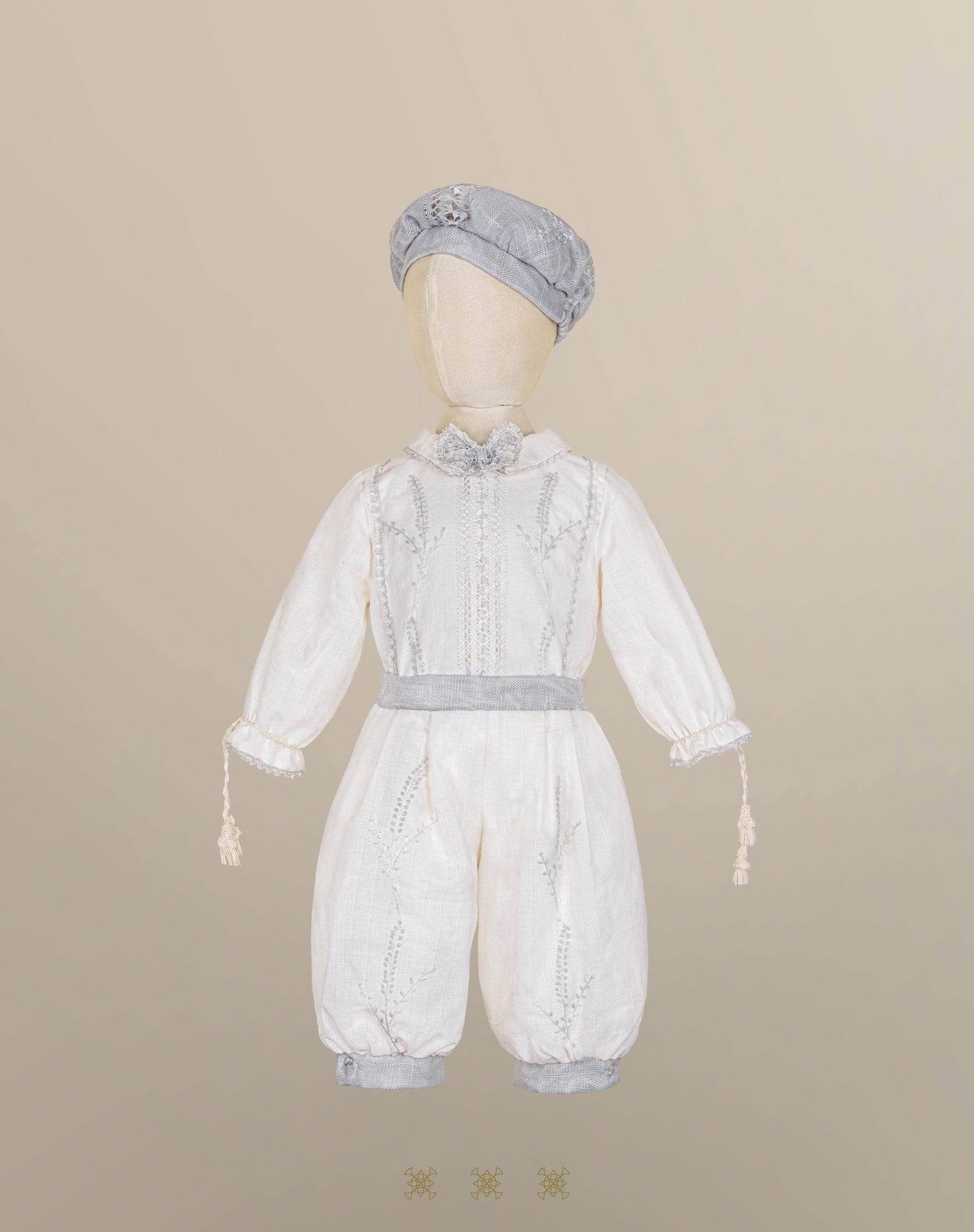 Kit ropón artesanal hielo / plata 02-676 (18 meses)