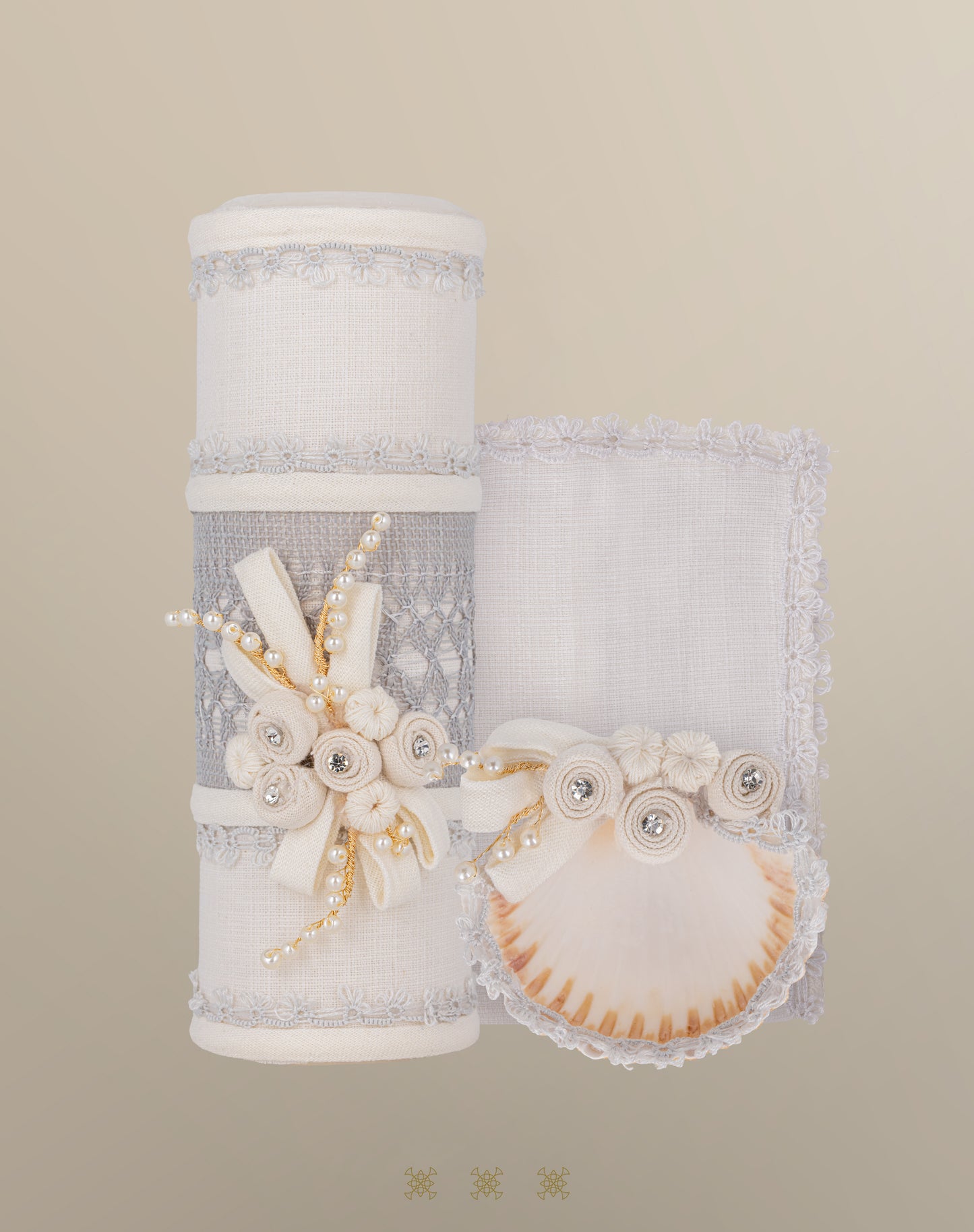 Kit ropón artesanal hielo / plata 02-676 (18 meses)