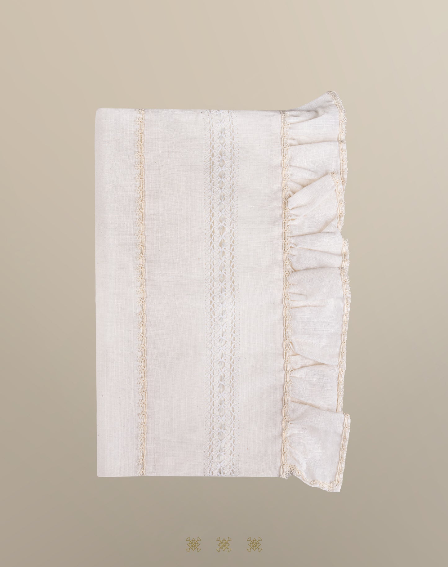 Kit ropón artesanal hielo / plata 02-676 (18 meses)