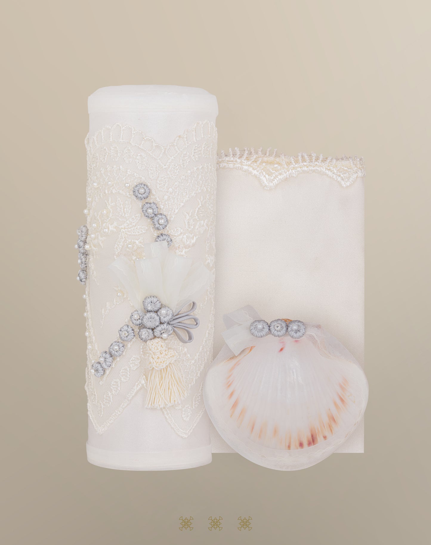 Kit ropón artesanal hueso / plata 02-713 (18 meses)