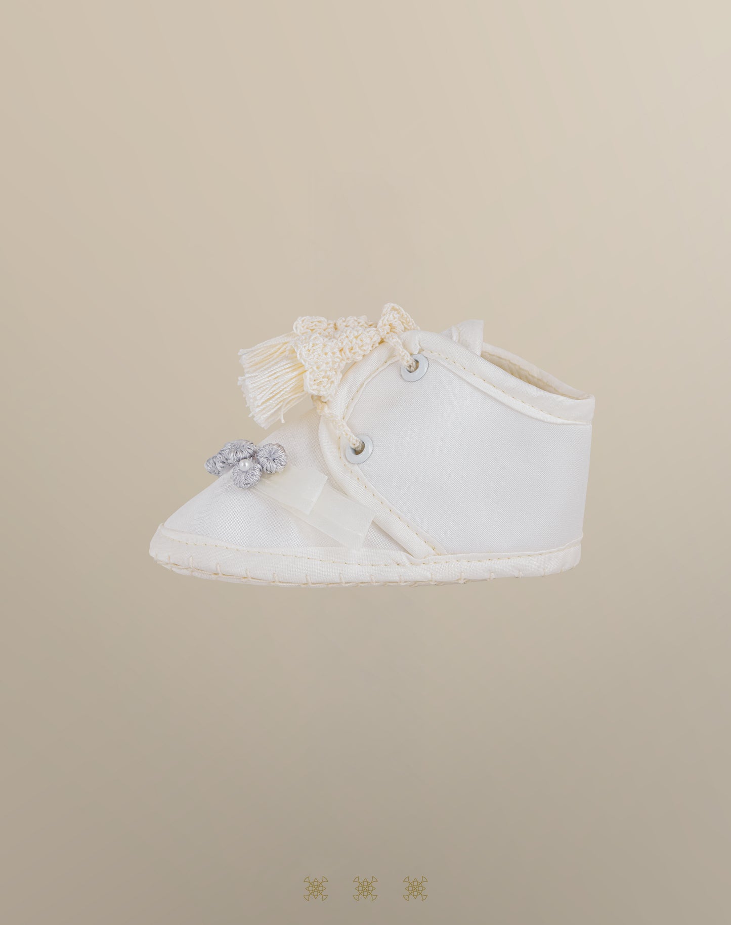 Kit ropón artesanal hueso / plata 02-713 (18 meses)