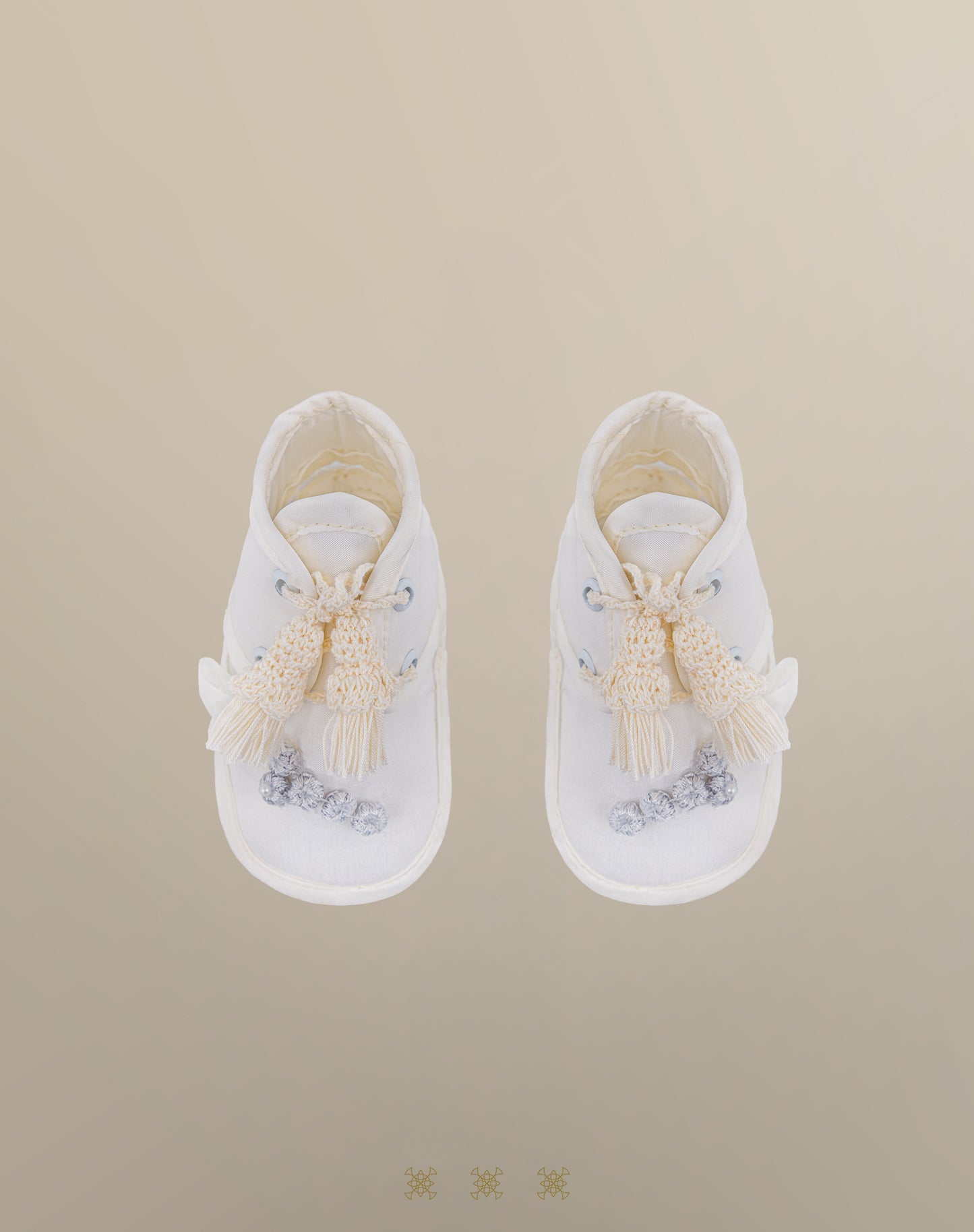 Kit ropón artesanal hueso / plata 02-713 (18 meses)