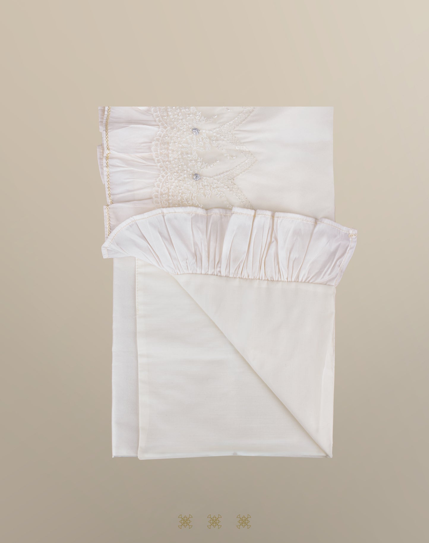 Kit ropón artesanal hueso / plata 02-713 (18 meses)