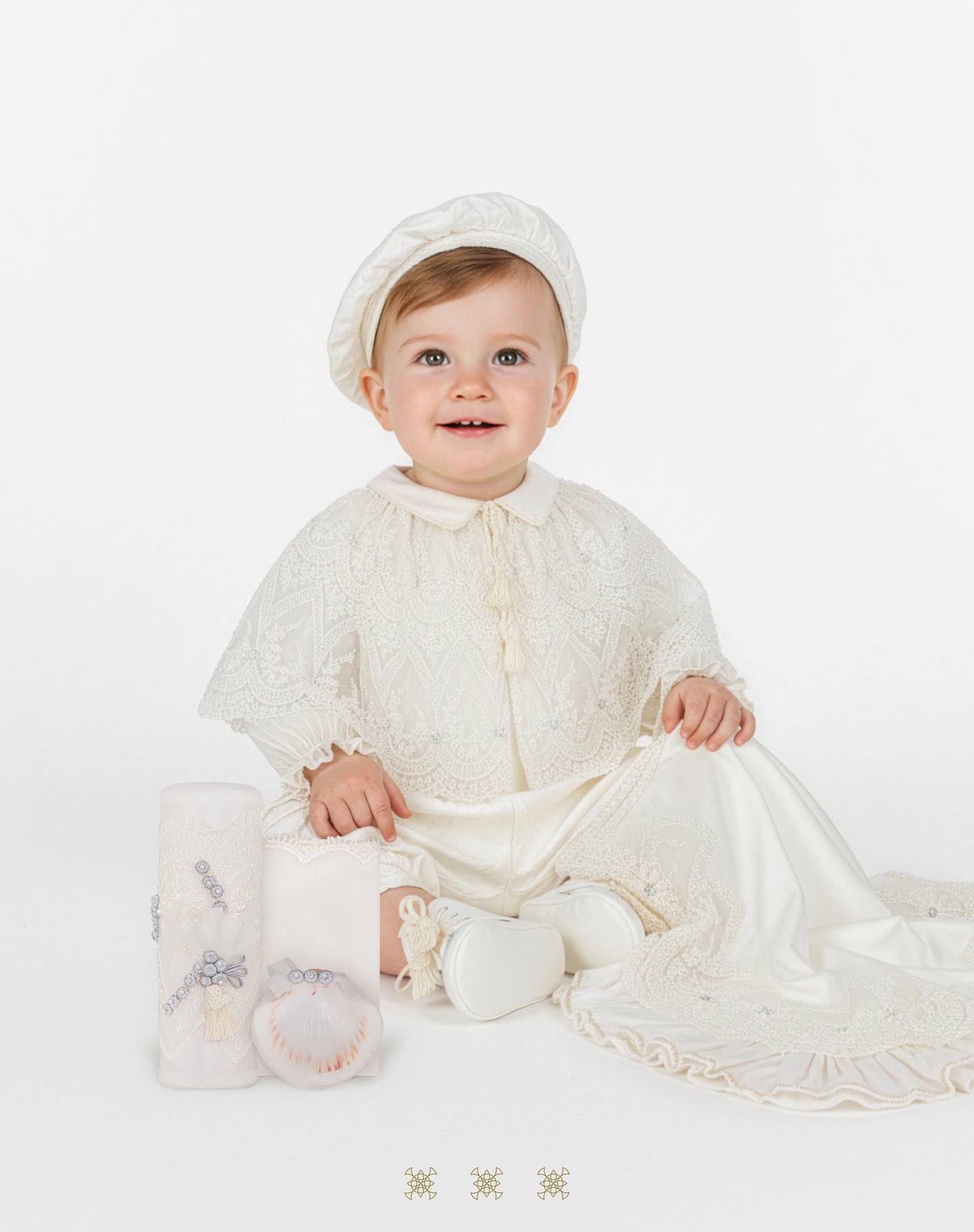 Kit ropón artesanal hueso / plata 02-713 (18 meses)