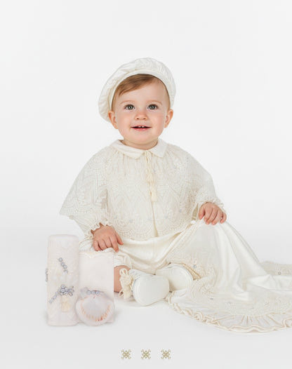 Kit ropón artesanal hueso / plata 02-713 (18 meses)