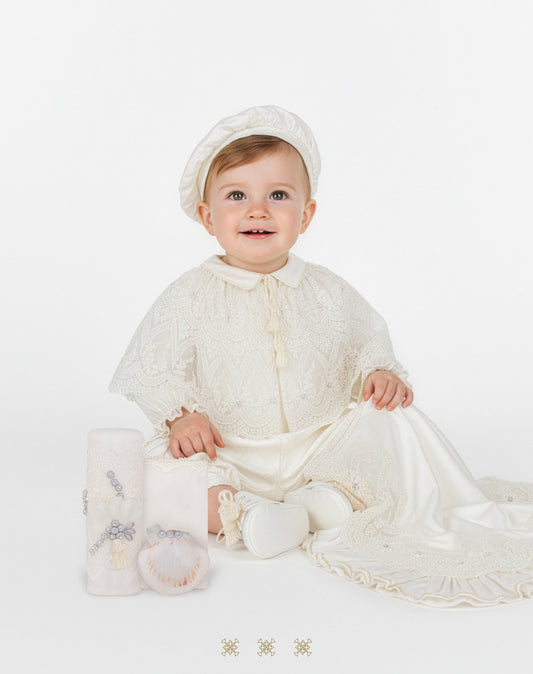 Kit ropón artesanal hueso / plata 02-713 (18 meses)