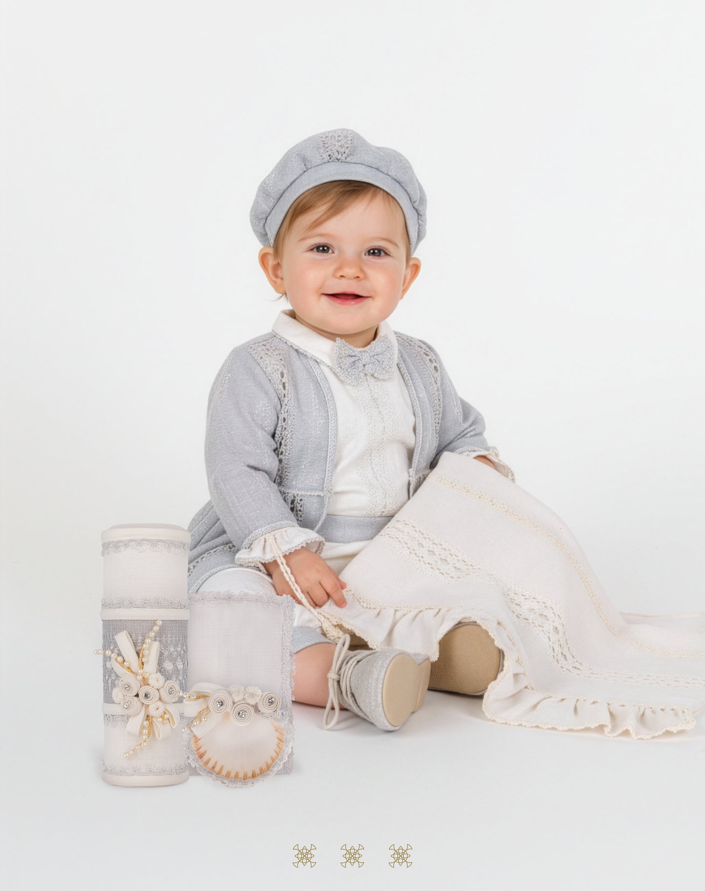 Kit ropón artesanal hielo / plata 02-676 (18 meses)